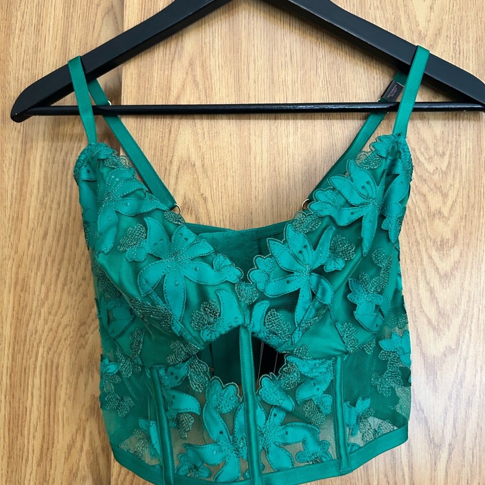 Victoria's Secret Vibrant Lace and Satin Bra Collection - Picture 6 of 8